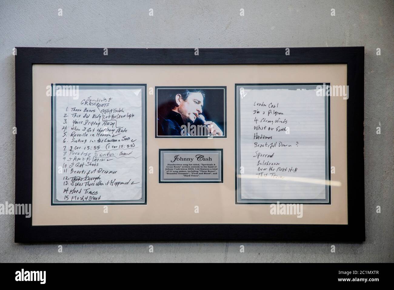 Beverly Hills, USA. Juni 2020. Johnny Cash Erinnerungsstücke. Music Icons Auktionsvorschau bei JulienÕs Auctions. Hunderte von Instrumenten, Kleidung und Kuriositäten, die von beliebten Musikikonen wie Prince, Curt Cobain, Elvis, Whitney Houston, Lady Gaga und vielen mehr besessen sind. 15/2020 Beverly Hills, CA USA (Foto: Ted Soqui/SIPA USA) Quelle: SIPA USA/Alamy Live News Stockfoto