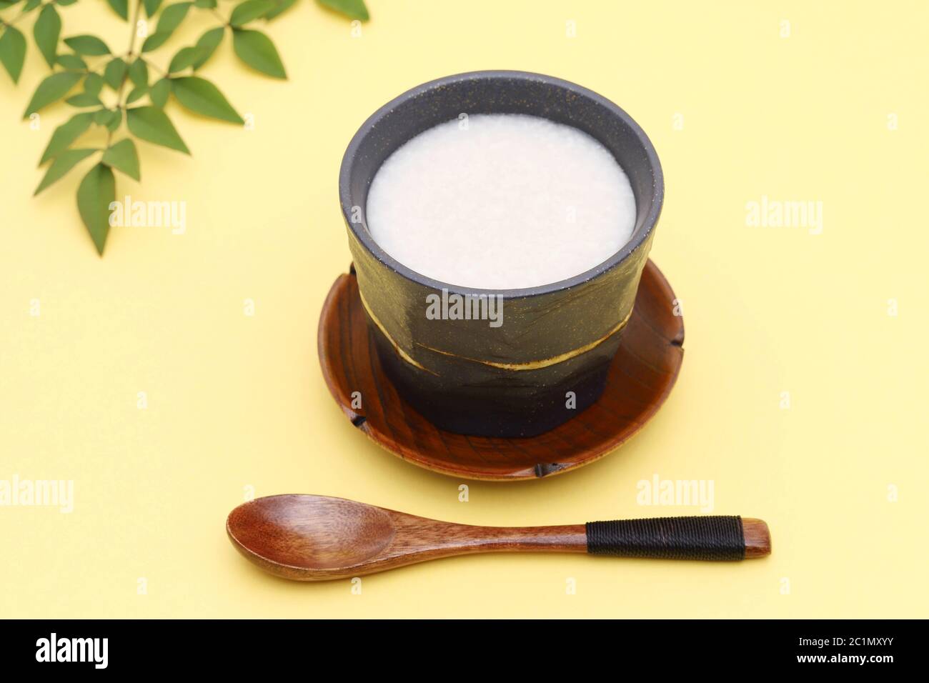 Trinken der Japanische traditionelle süße Alkohol aus willen Lees (AMAZAKE) Stockfoto