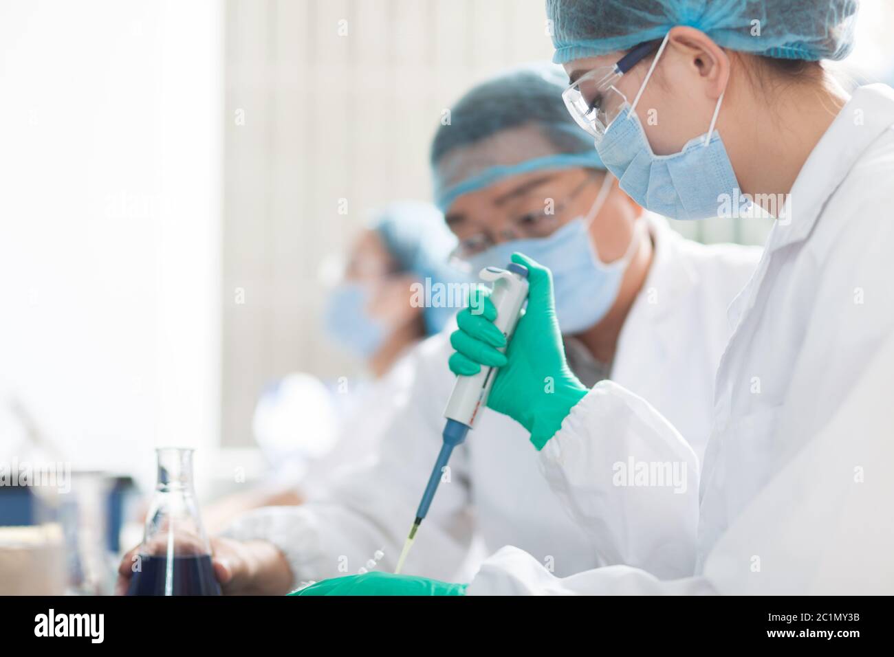 Mitarbeiter im Labor Stockfoto