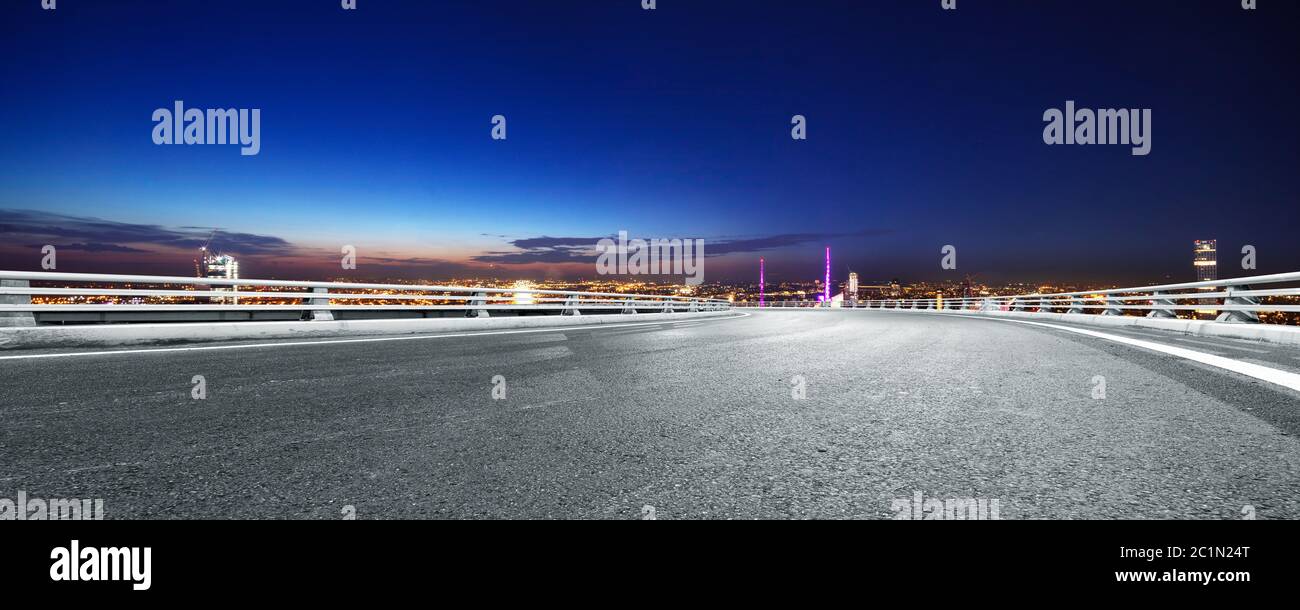 Leere Autobahn durch moderne Stadt Stockfoto