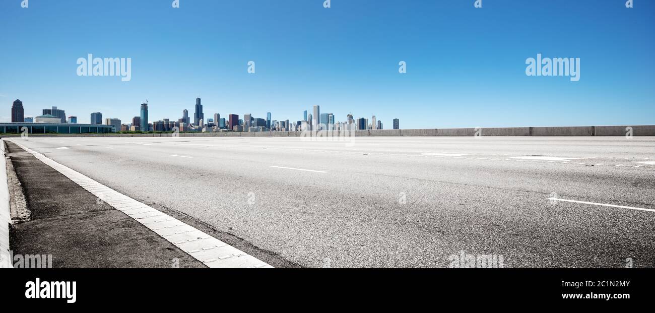 Leere Autobahn durch moderne Stadt Stockfoto