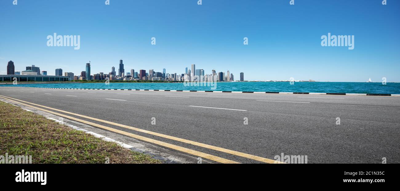 Leere Autobahn durch moderne Stadt Stockfoto