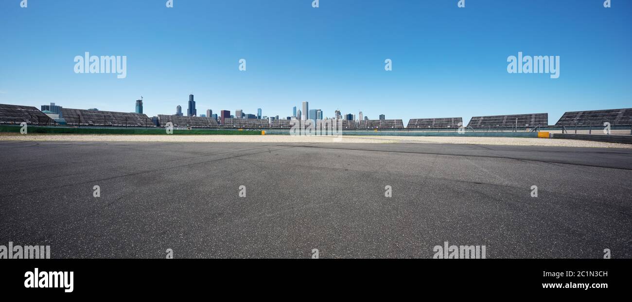 Leere Autobahn durch moderne Stadt Stockfoto