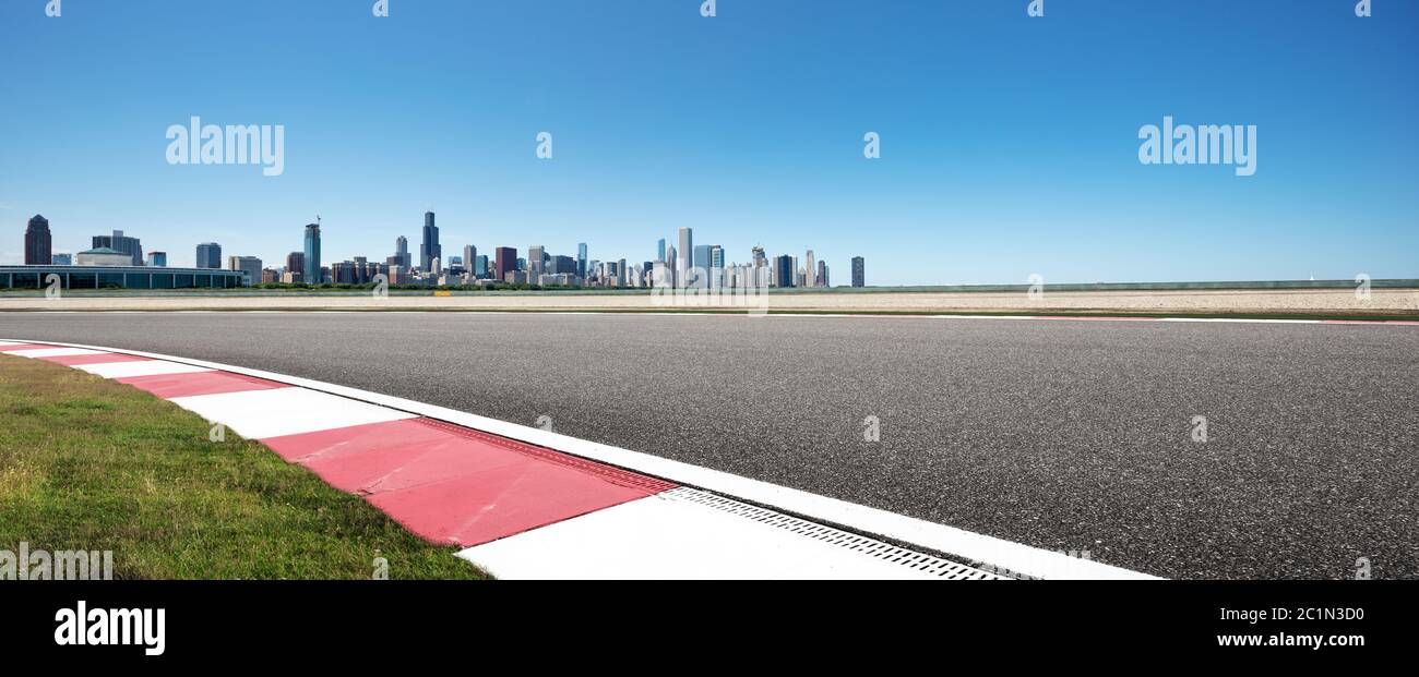 Leere Autobahn durch moderne Stadt Stockfoto