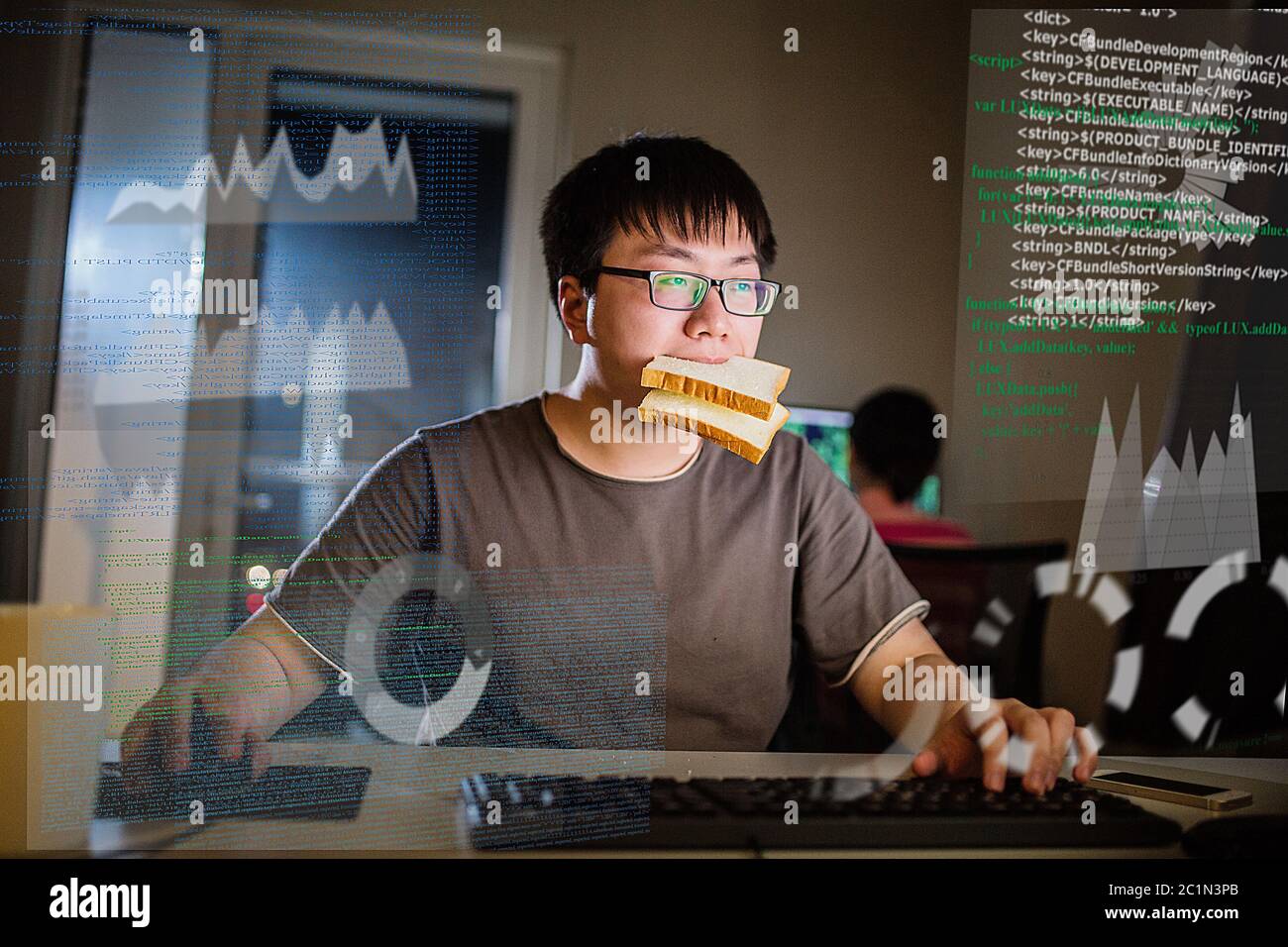 yang Mann arbeitet mit Computer Stockfoto