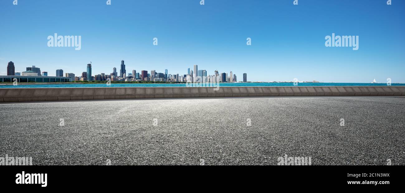 Leerer Boden mit Skyline Stockfoto