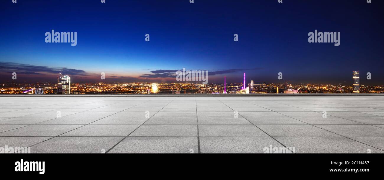 Leerer Boden mit modernem Stadtbild in New york Stockfoto