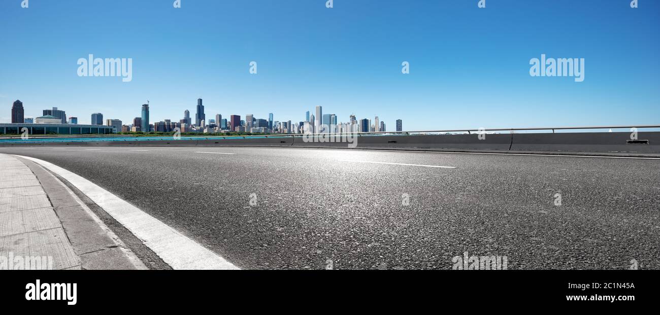 Leere Autobahn durch moderne Stadt Stockfoto