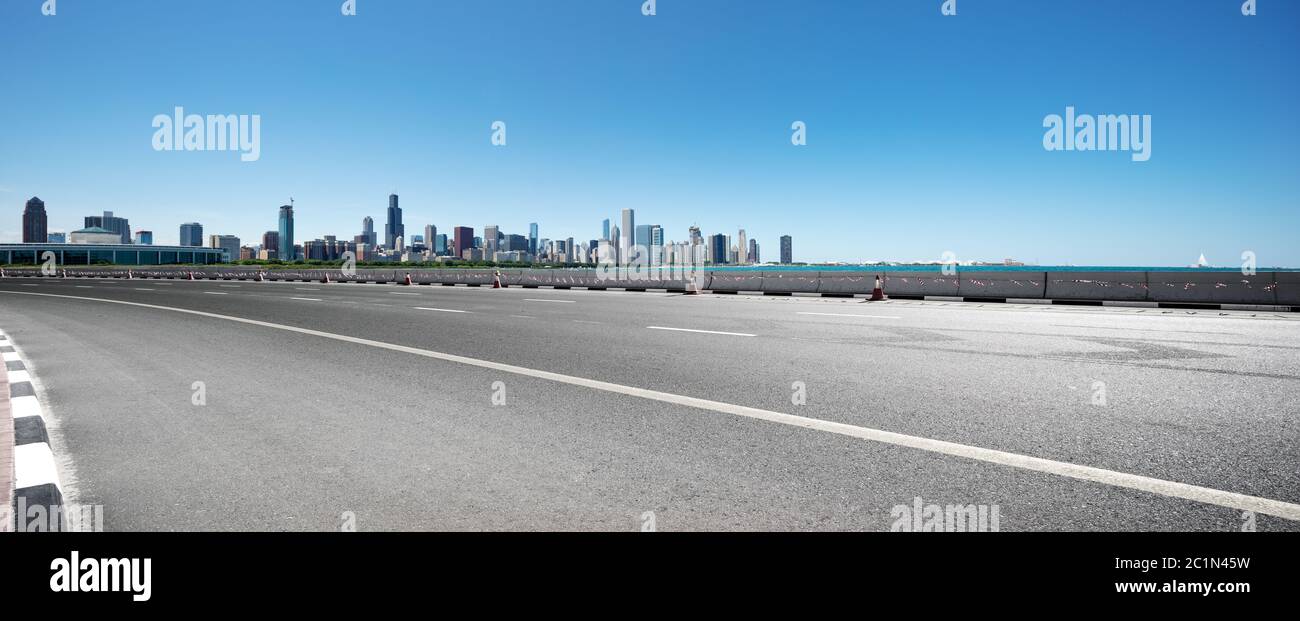 Leere Autobahn durch moderne Stadt Stockfoto