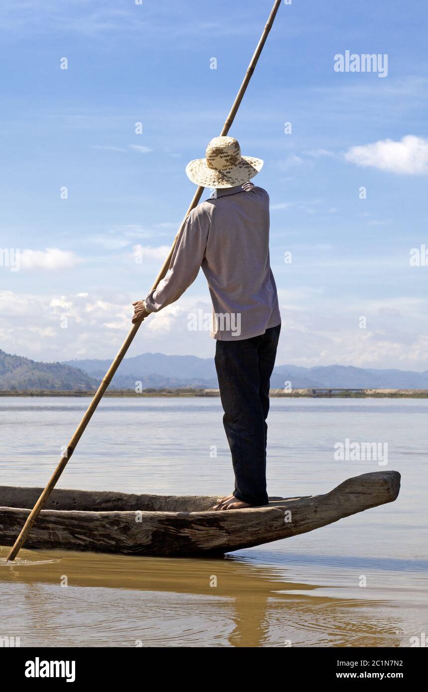 Dak Lak, VIETNAM - Januar 6, 2015 - Mann treibt ein Boot mit einer Stange Stockfoto