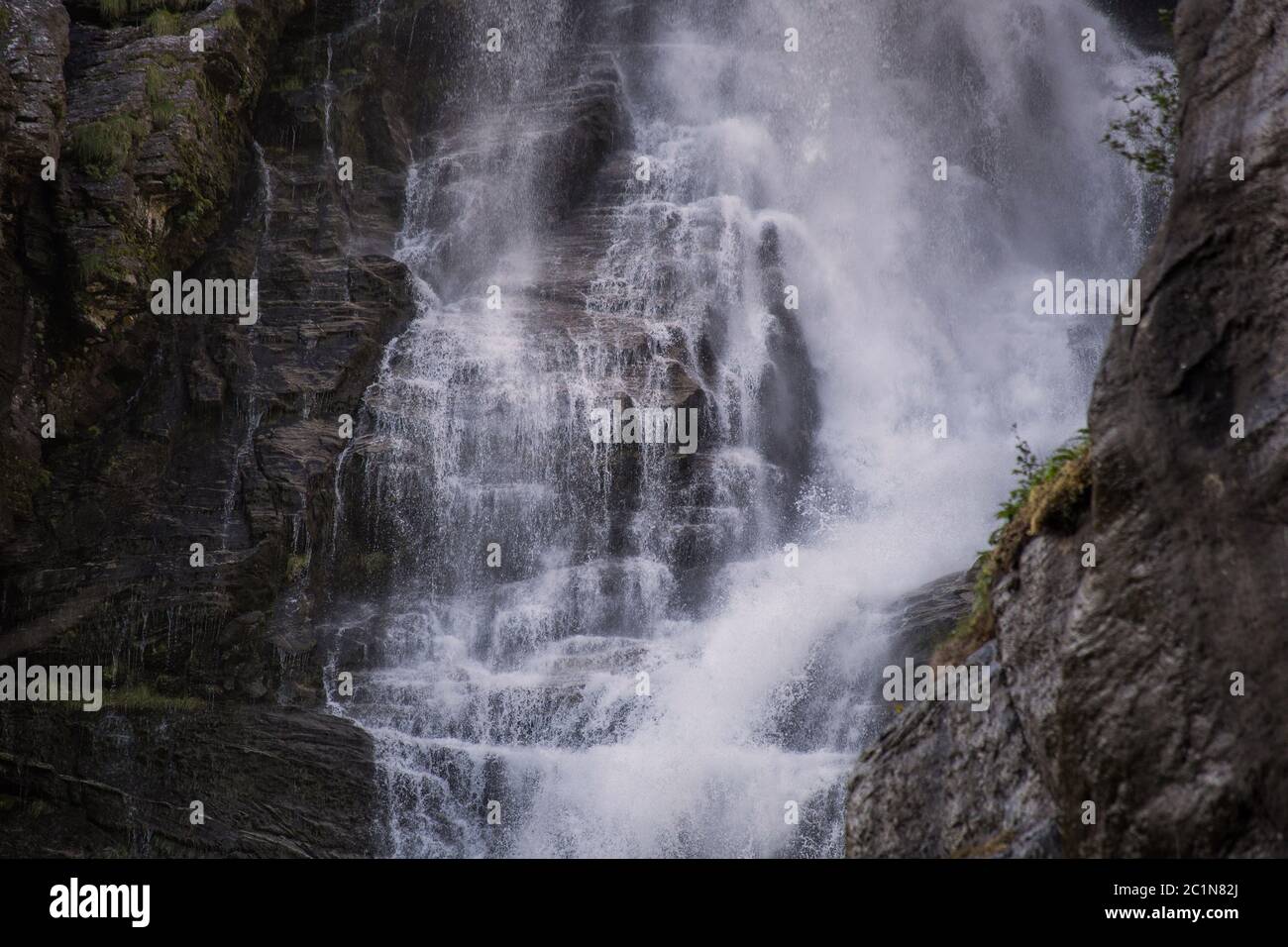 Dark Blue Stream Wasserfall closeup Hintergrund, Schönheit in der Natur Stockfoto