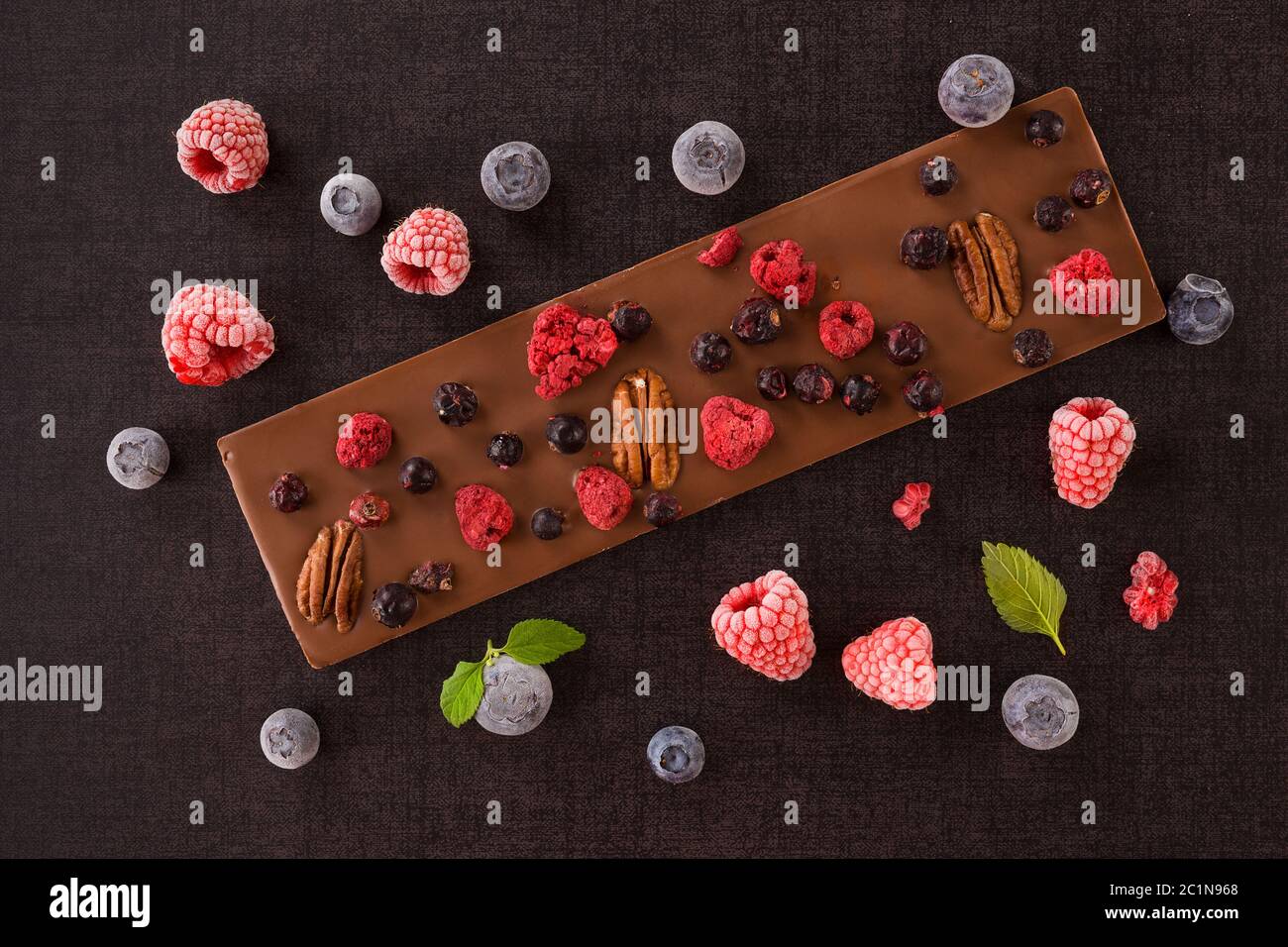 Luxuriöse Schokoladenriegel mit trockenem Obst. Stockfoto
