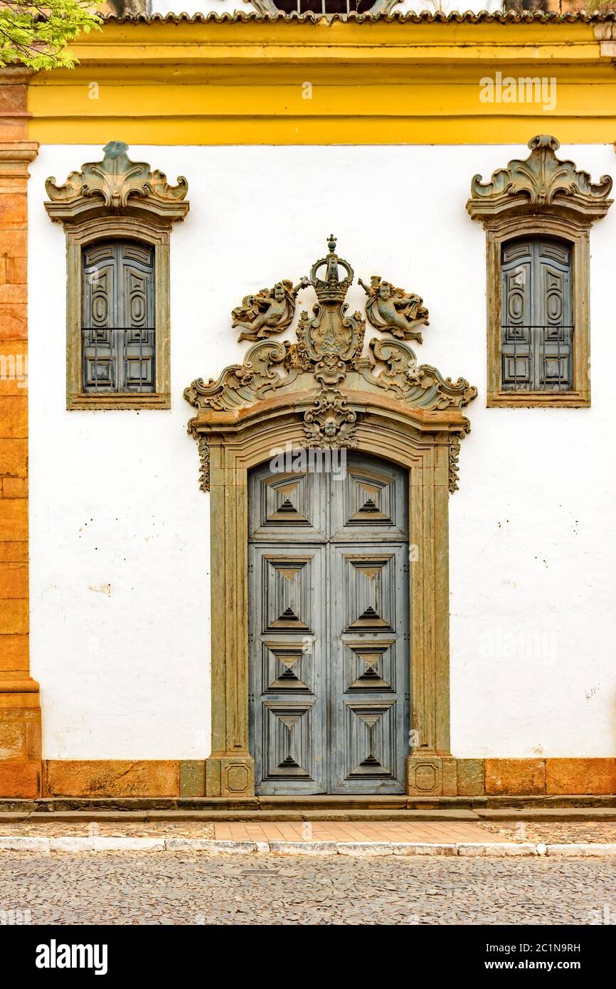 Alte und historische Kirchenfassade in der Stadt Sabara, Minas Gerais Stockfoto