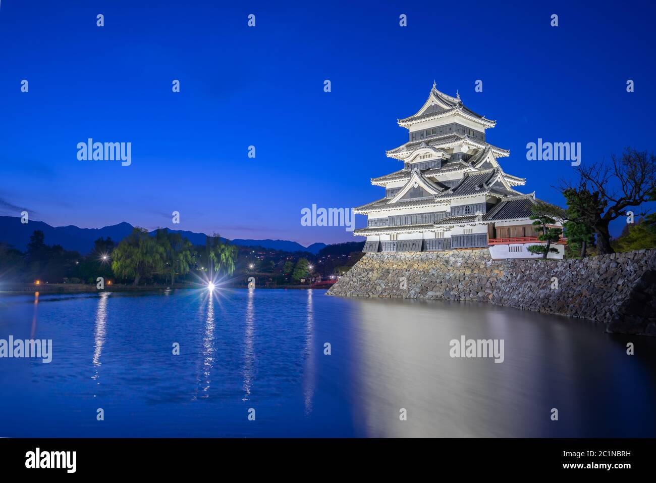 Schloß Matsumoto in der Nacht in Nagano, Japan Stockfoto