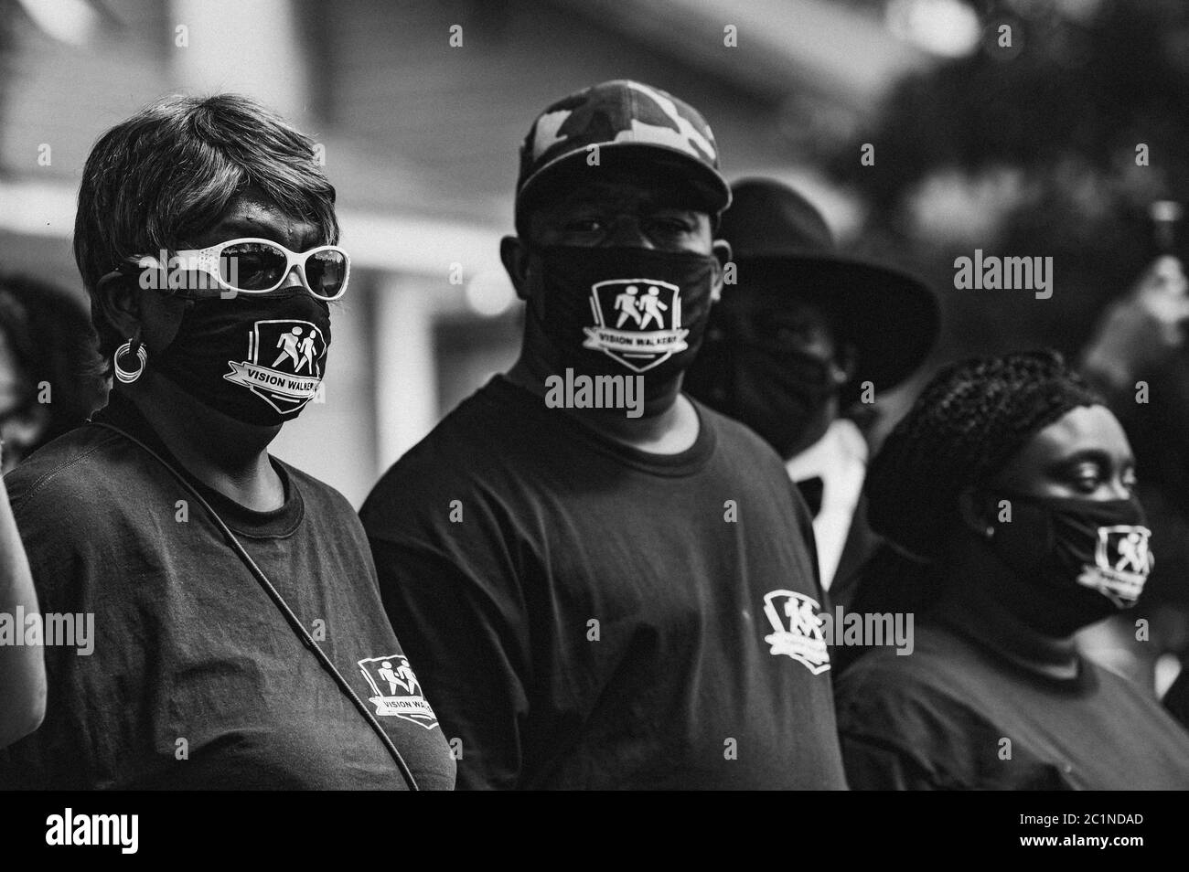 Columbia, South Carolina - USA - 14. Juni 2020: Tausende bereiten sich darauf vor, durch die Straßen der Innenstadt von Kolumbien zu marschieren, während sie am Millionen-Mann-Marsch von SC teilnehmen. Der Million man March of SC ist ein unabhängiger, von der Basis organisierter marsch, der Tausende afroamerikanischer Männer, Frauen und Kinder in ihrer besten Kleidung am Sonntag zeigte, begleitet von Strafverfolgungsbehörden und weißen Verbündeten, die 1.4 Meilen vom Martin Luther King Park in Columbia (2300 Greene St) marschierten. Zum South Carolina State House. Der marsch wurde organisiert, um die nationale Erzählung der modernen schwarzen Erfahrung zu ändern und BL anzuzeigen Stockfoto