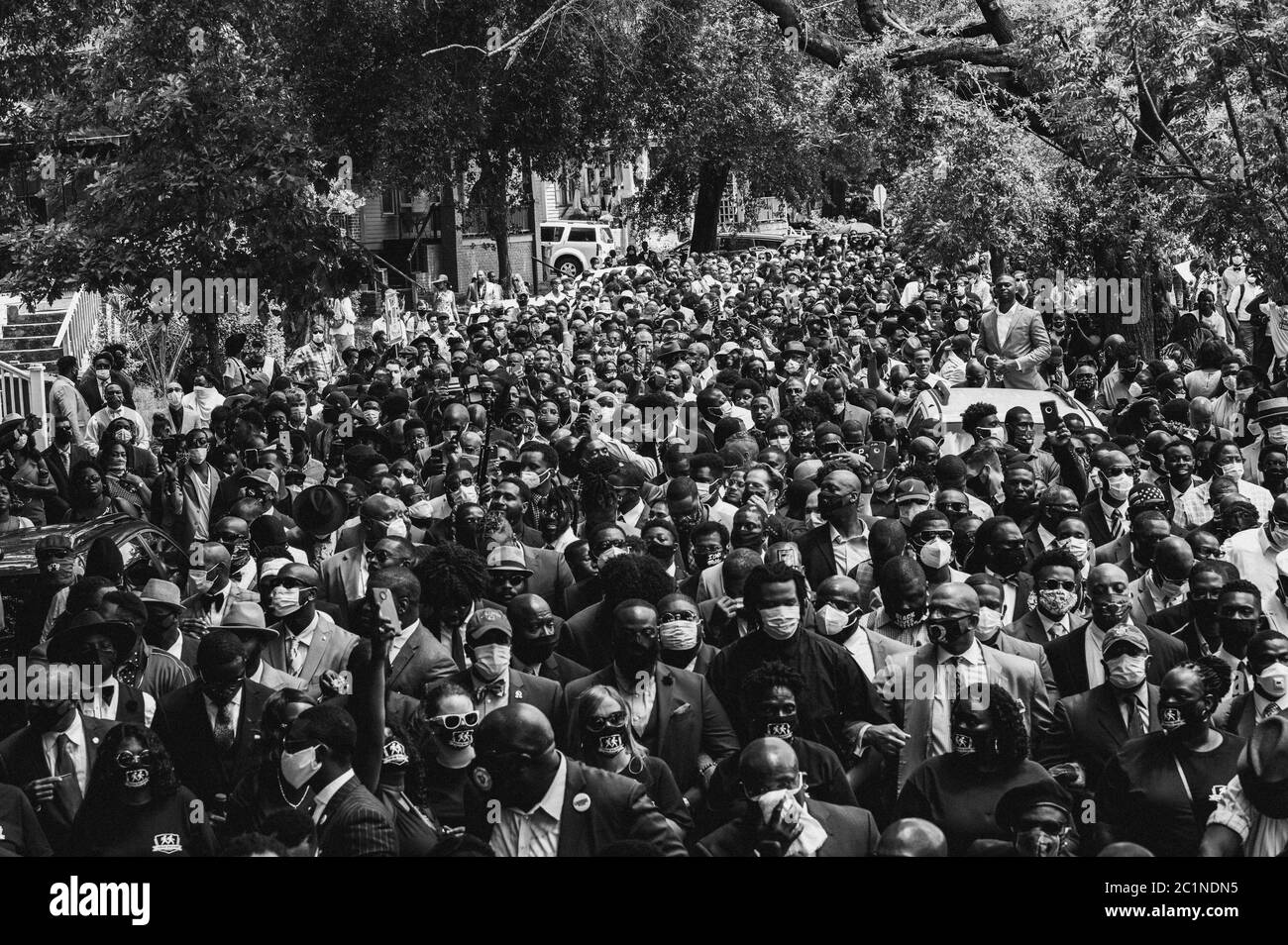 Columbia, South Carolina - USA - 14. Juni 2020: Tausende marschieren durch die Straßen der Innenstadt von Columbia, während sie am Millionen-Mann-Marsch von SC teilnehmen. Der Million man March of SC ist ein unabhängiger, von der Basis organisierter marsch, der Tausende afroamerikanischer Männer, Frauen und Kinder in ihrer besten Kleidung am Sonntag zeigte, begleitet von Strafverfolgungsbehörden und weißen Verbündeten, die 1.4 Meilen vom Martin Luther King Park in Columbia (2300 Greene St) marschierten. Zum South Carolina State House. Der marsch wurde organisiert, um die nationale Erzählung der modernen schwarzen Erfahrung zu ändern und schwarze Ausstellung anzuzeigen Stockfoto