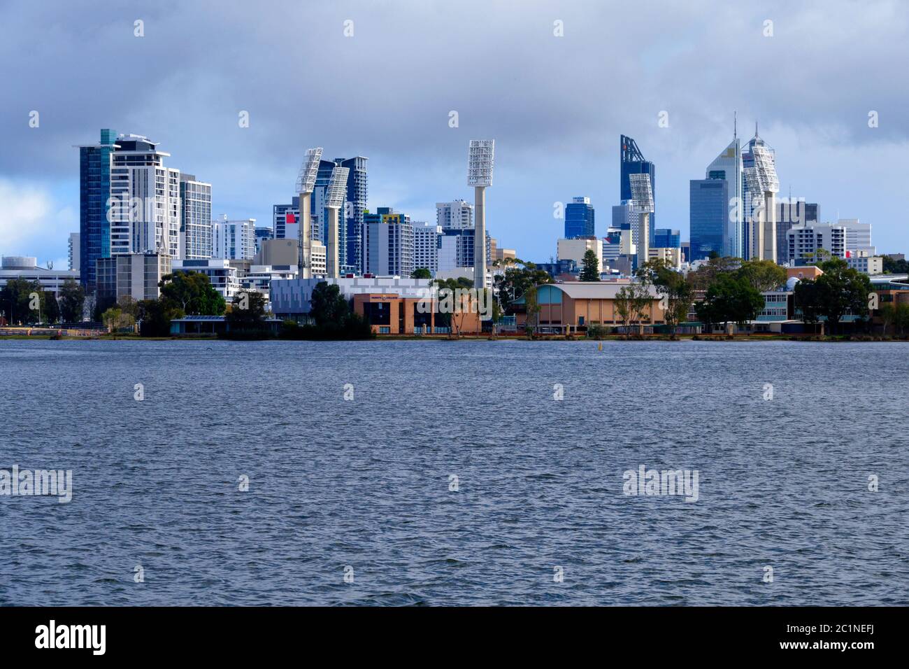 Skyline von Perth über dem Swan River, Westaustralien Stockfoto