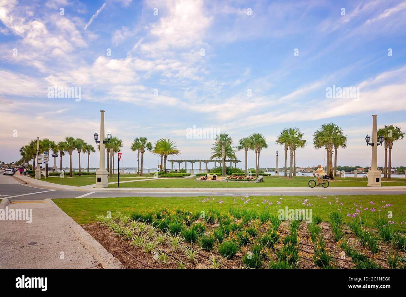 Ein Mann Fahrräder am Waterfront Park in der Nähe der Brücke der Löwen, 10. April 2015, in St. Augustine, Florida. Der Park verfügt über gepflasterte Wanderwege. Stockfoto