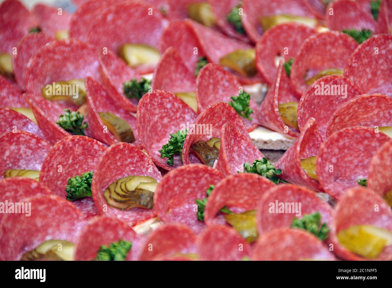 Kalte Platte mit Salami Stockfoto