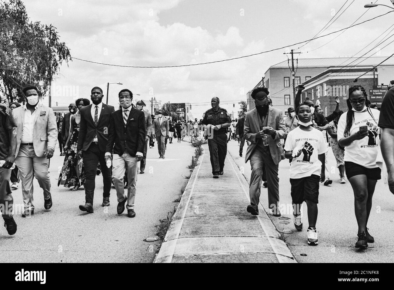 Columbia, South Carolina - USA - 14. Juni 2020: Tausende marschieren durch die Straßen der Innenstadt von Columbia, während sie am Millionen-Mann-Marsch von SC teilnehmen. Der Million man March of SC ist ein unabhängiger, von der Basis organisierter marsch, der Tausende afroamerikanischer Männer, Frauen und Kinder in ihrer besten Kleidung am Sonntag zeigte, begleitet von Strafverfolgungsbehörden und weißen Verbündeten, die 1.4 Meilen vom Martin Luther King Park in Columbia (2300 Greene St) marschierten. Zum South Carolina State House. Der marsch wurde organisiert, um die nationale Erzählung der modernen schwarzen Erfahrung zu ändern und schwarze Ausstellung anzuzeigen Stockfoto