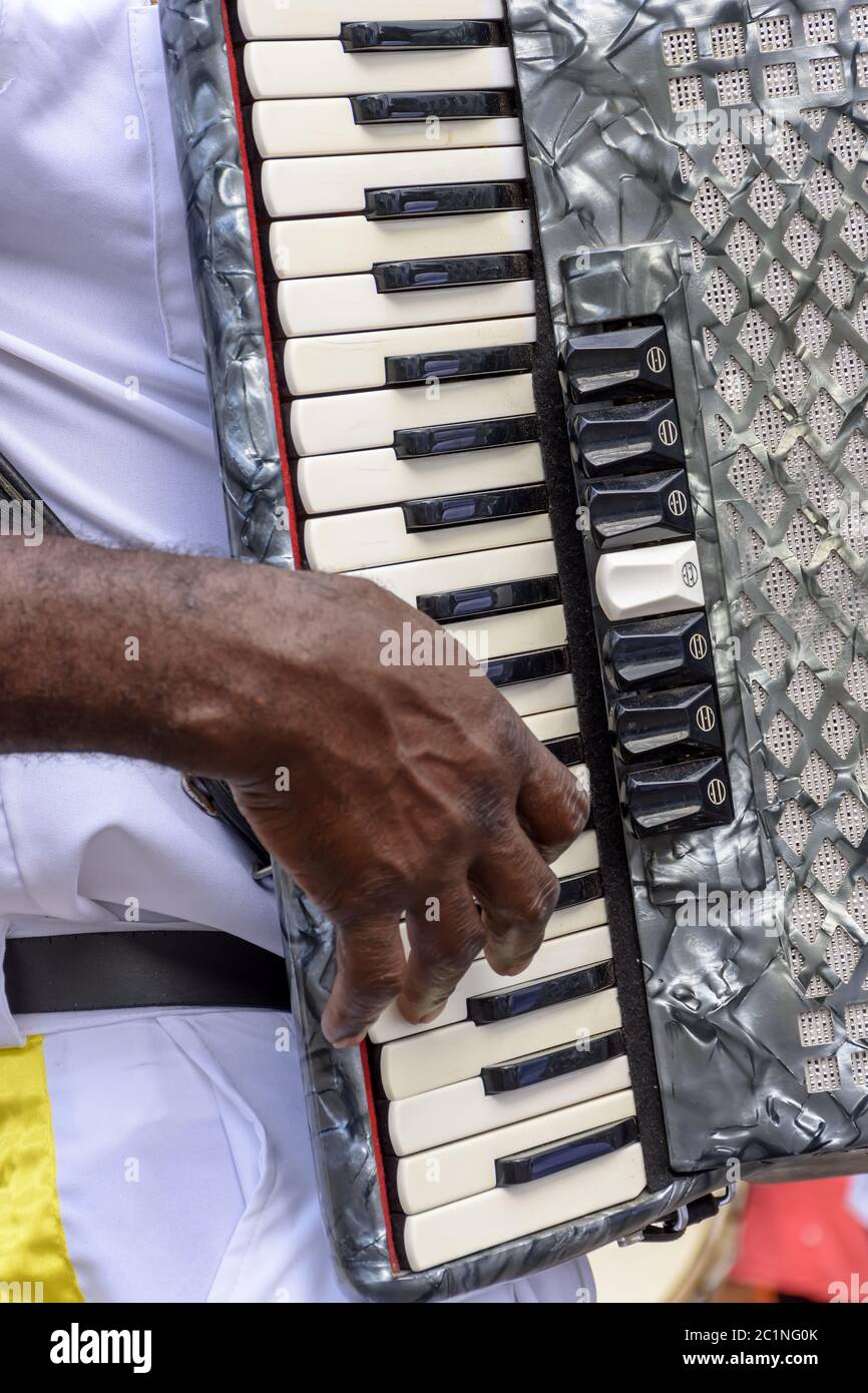 Musiker spielt Akkordeon auf populären religiösen Festival Stockfoto