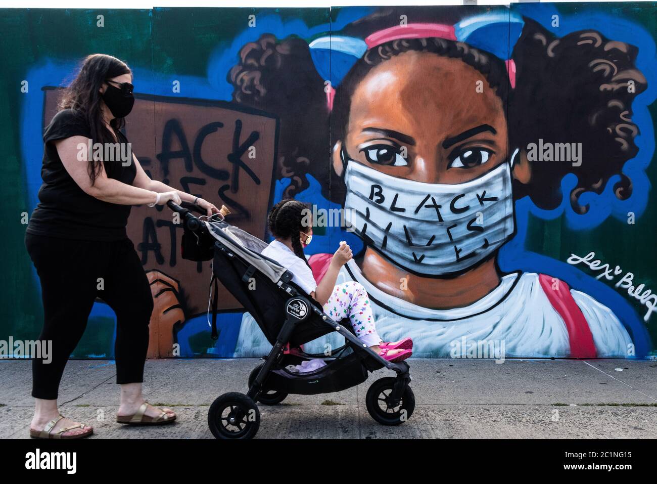 Brooklyn, Vereinigte Staaten Von Amerika . Juni 2020. Ein junges Mädchen schaut sich das Wandbild der Künstlerin Lexi Bella an, das am 15. Juni 2020 in Brooklyn, New York, eine junge afroamerikanische Frau mit einer Gesichtsmaske zeigt, die schwarze Leben unterstützt. Ihr Wandgemälde ist Teil einer Serie von Gemälden, die an drei Wänden der 4th Avenue zwischen Sackett und Union Street zur Unterstützung der Proteste, die Rassengerechtigkeit fordern, aufgehen. (Foto von Gabriele Holtermann/Sipa USA) Quelle: SIPA USA/Alamy Live News Stockfoto