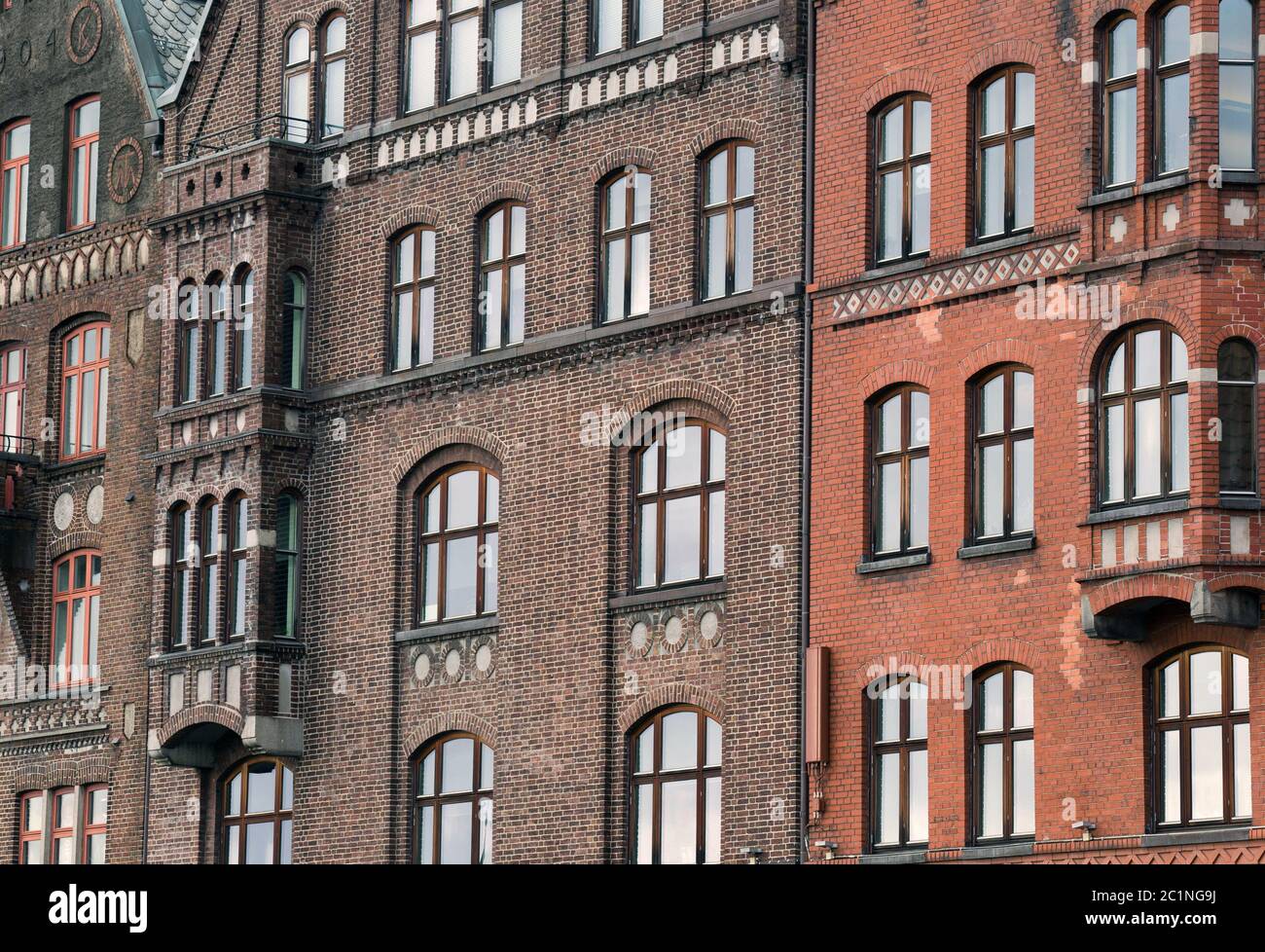 Traditionelle Fassade der Gebäude, außen in der Nähe von wunderschönen historischen Gebäude eng zusammen Stockfoto