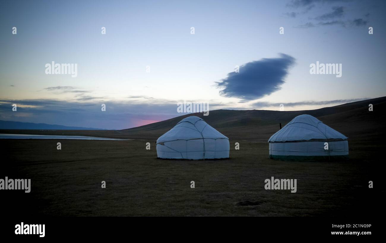 Über die Jurten am Ufer des Song Kol See an der Dawn Cloud, Kirgisistan Stockfoto