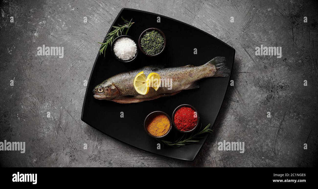 Mit Fisch und Gewürze Platte Stockfoto