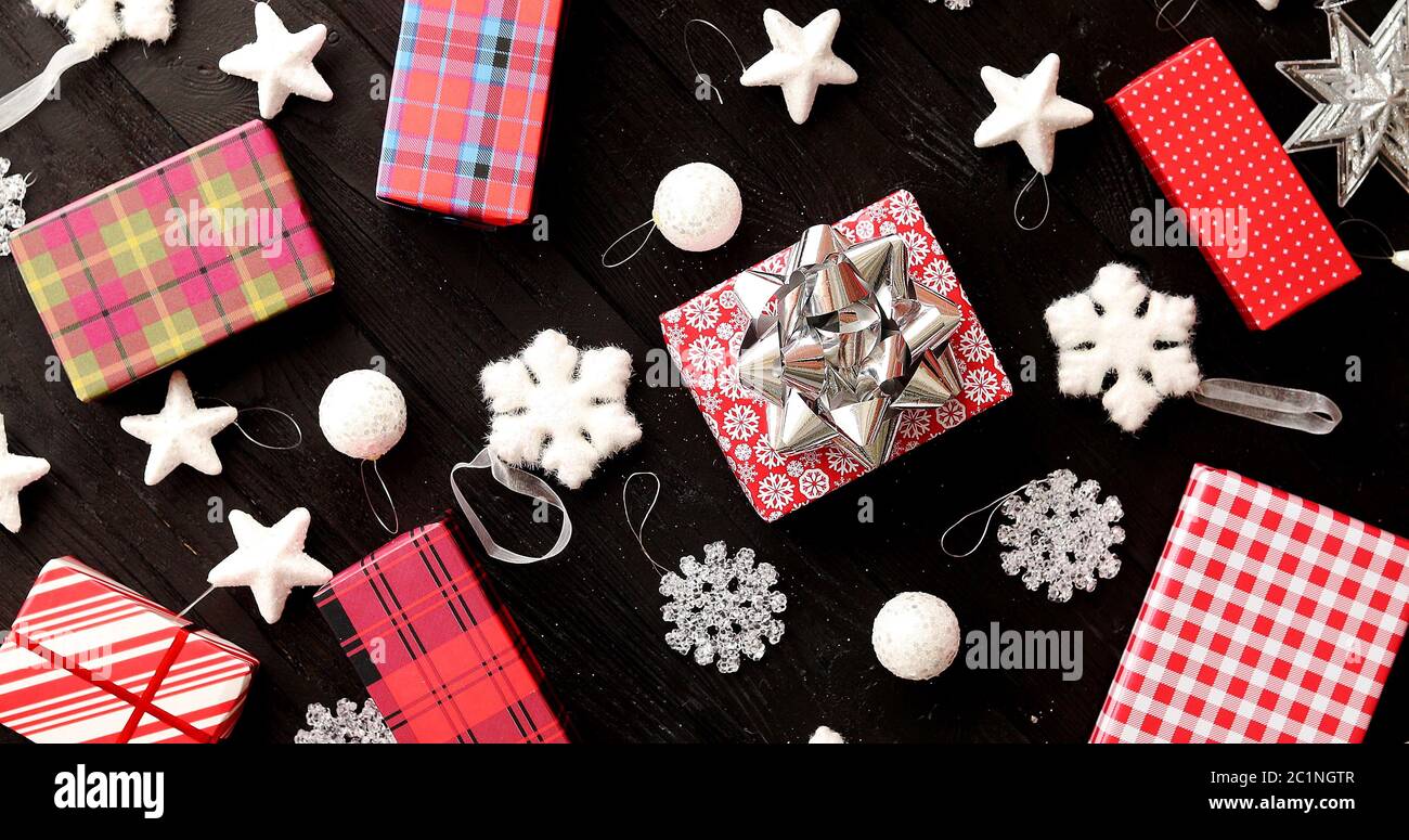 Weihnachtsgeschenke und Dekorationen Stockfoto