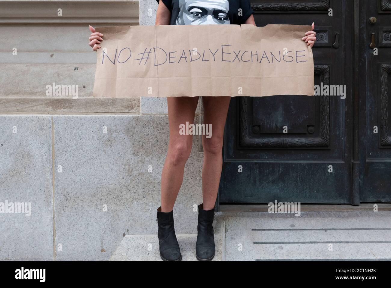 New York, New York, USA. Juni 2020. JULIA SHPIRT aus New York hält ein Plakat mit dem Titel "No Deadly Exchange" während eines marsches und einer Kundgebung der Black Lives Matters Movement im Rathaus von New York. Shpirt sagte, dass kein tödlicher Austausch in Austauschprogrammen besteht, die Polizei, EIS, Grenzpatrouille und FBI aus den USA mit Soldaten, Polizisten, Grenzagenten aus Israel zusammenbringen. Diskriminierende und repressive Polizeiarbeit in beiden Ländern zu fördern und auszuweiten. Kredit: Brian Branch Price/ZUMA Wire/Alamy Live Nachrichten Stockfoto