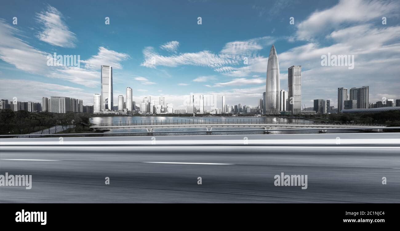 Leere Asphaltstraße mit modernem Stadtbild in shenzhen Stockfoto