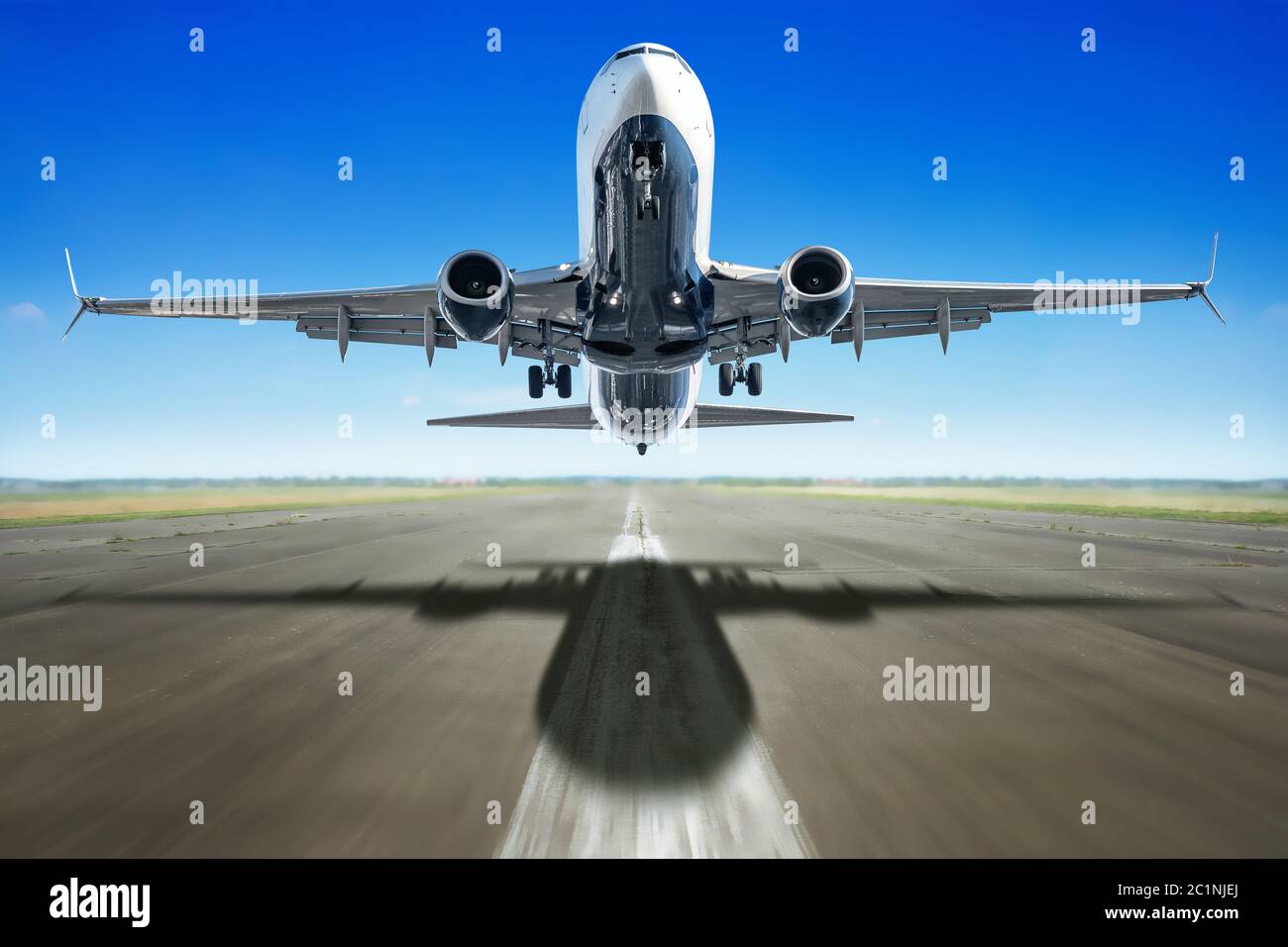 Starten Sie von einem modernen Verkehrsflugzeug Stockfoto