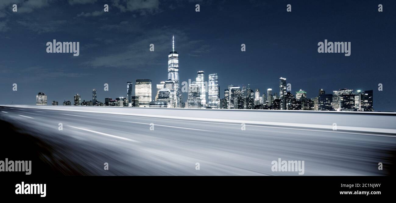 Leere Asphaltstraße mit modernem Stadtbild New york bei Nacht Stockfoto