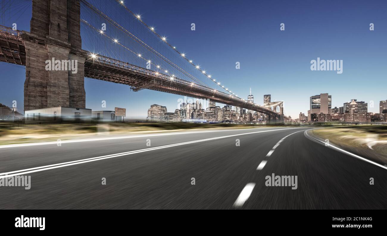Asphaltautobahn mit Stadtbild von manhattan Stockfoto