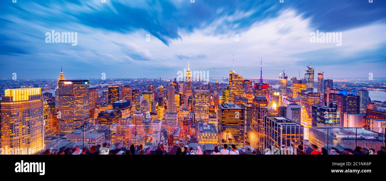 Luftbild Skyline der modernen Stadt New york bei Nacht Stockfoto