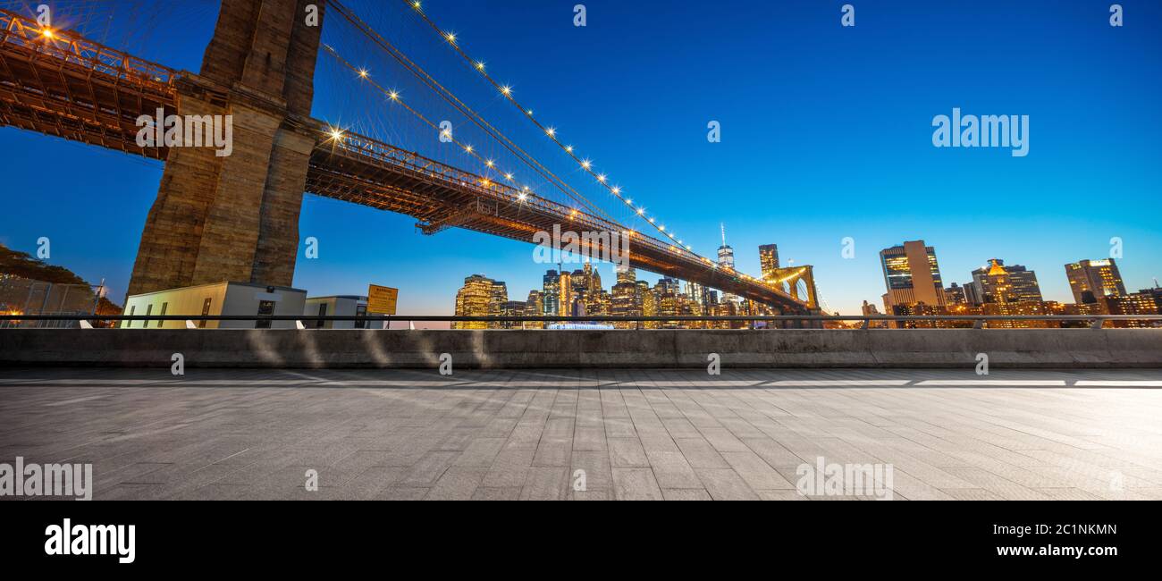 Leere Straße mit Brücke in New york Stockfoto