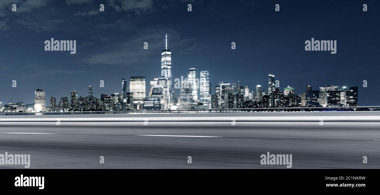 Leere Asphaltstraße mit modernem Stadtbild New york bei Nacht Stockfoto