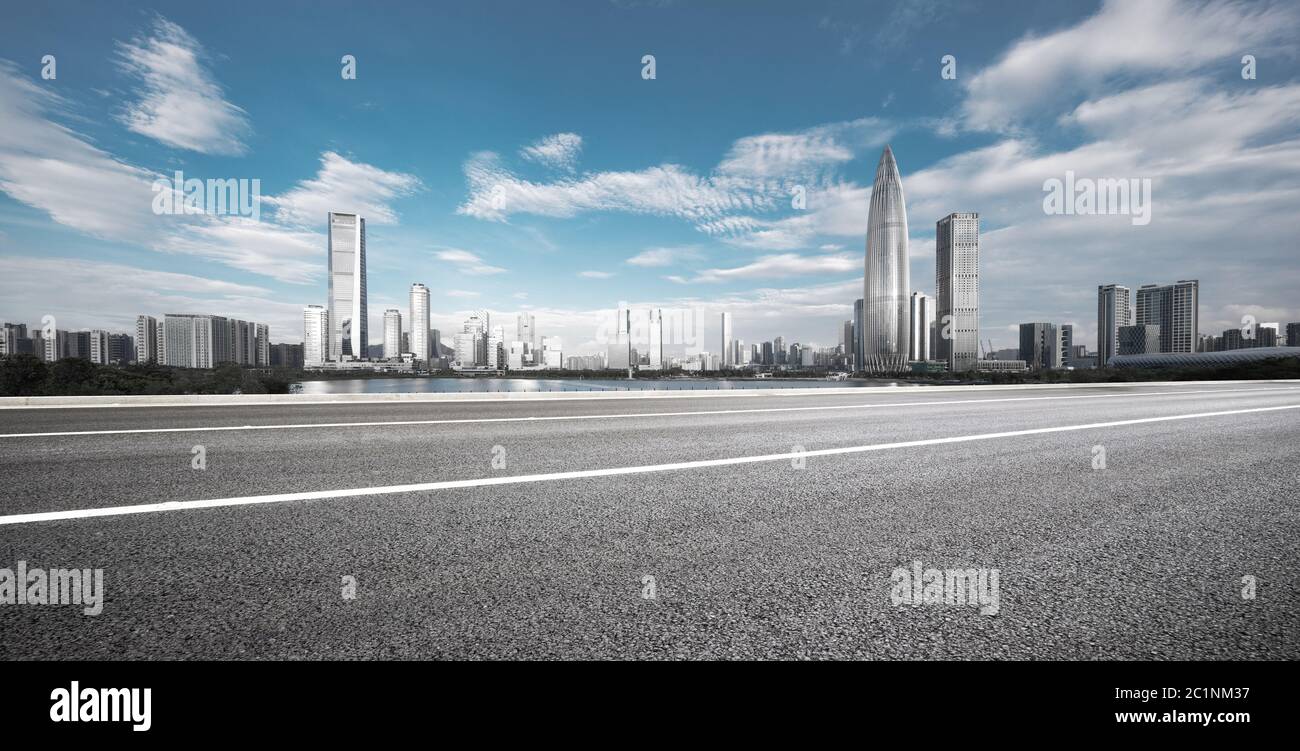 Leere Asphaltstraße mit modernem Stadtbild in shenzhen Stockfoto