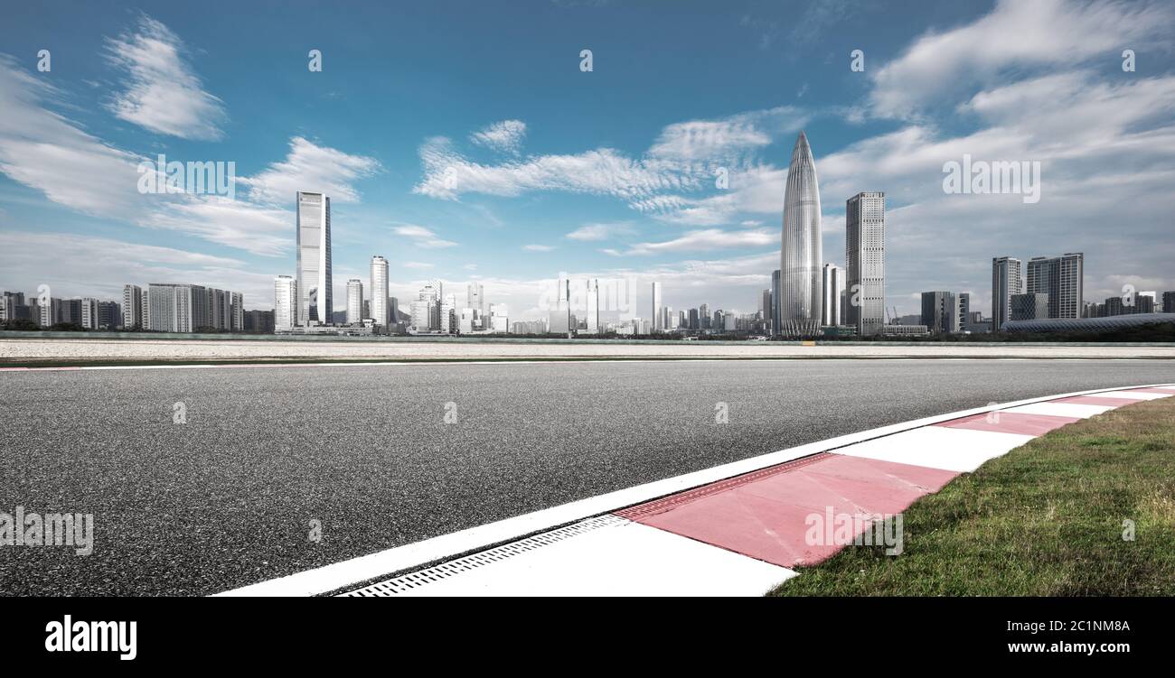 Leere Asphaltstraße mit modernem Stadtbild in shenzhen Stockfoto