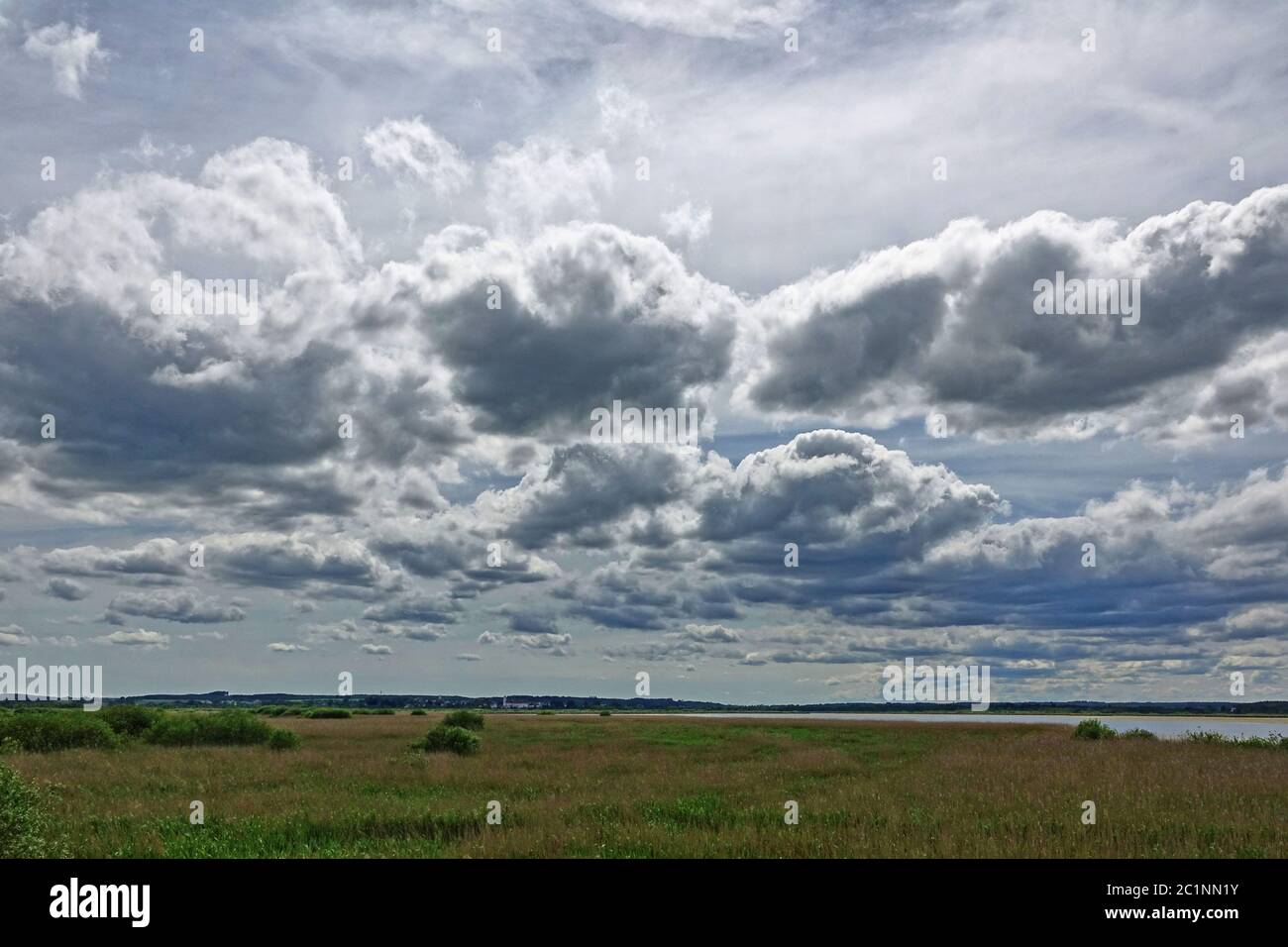 Blick von Tiefenbach auf die Wolken über dem Federsee Stockfoto