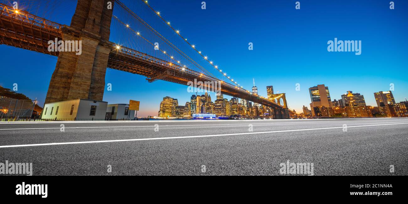Asphaltautobahn mit Stadtbild von manhattan Stockfoto