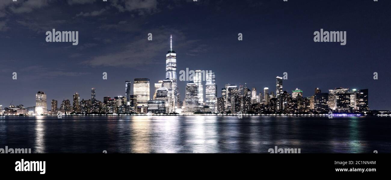 Stadtbild der modernen Stadt New york bei Nacht Stockfoto
