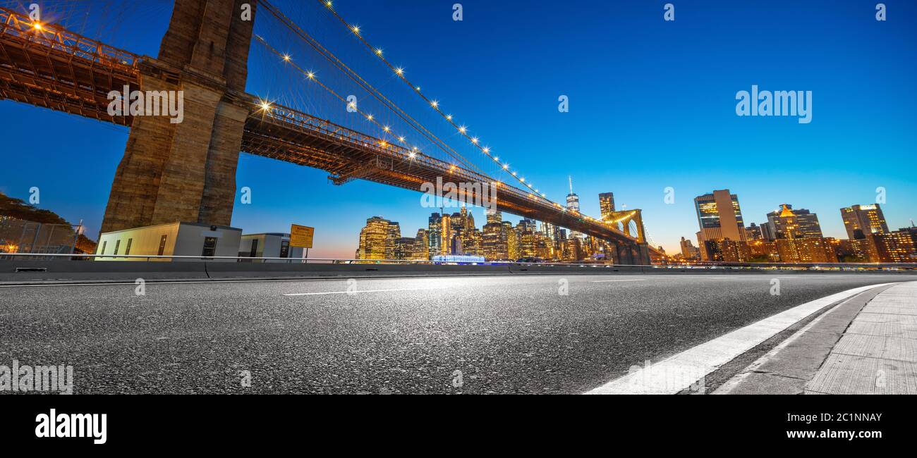 Asphaltautobahn mit Stadtbild von manhattan Stockfoto