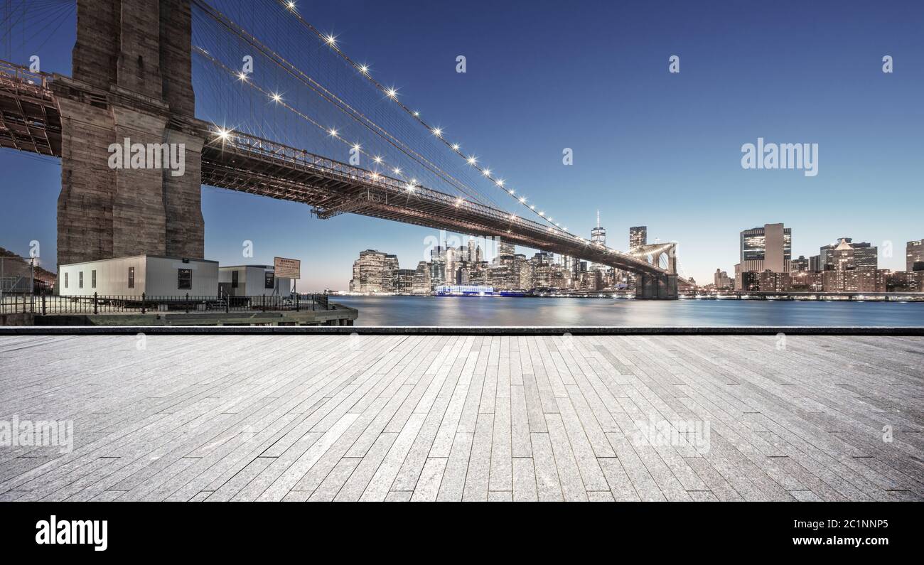 Leere Straße mit Brücke in New york Stockfoto