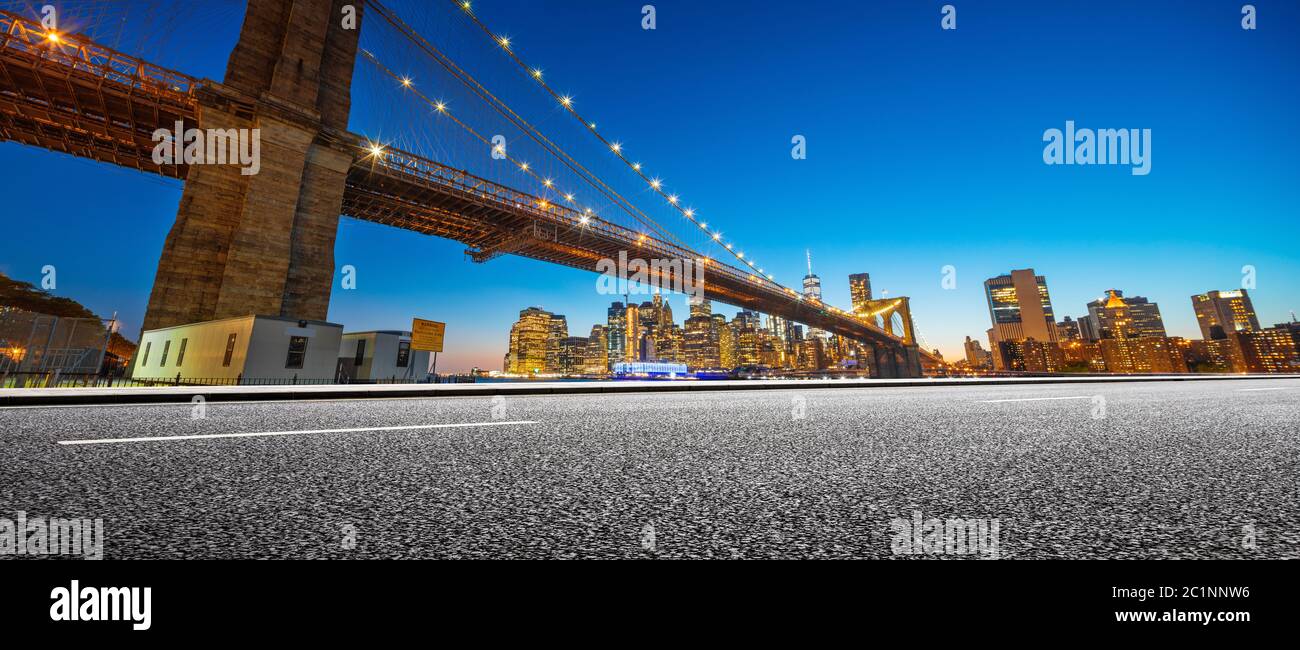 Asphaltautobahn mit Stadtbild von manhattan Stockfoto