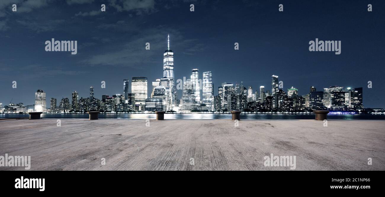 Leerer Boden mit modernem Stadtbild New york bei Nacht Stockfoto