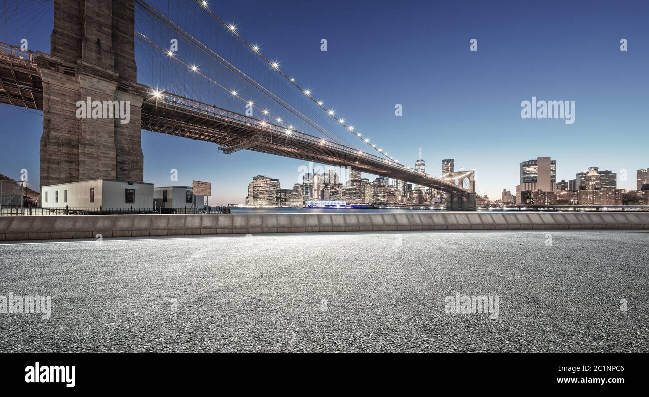 Asphaltautobahn mit Stadtbild von manhattan Stockfoto