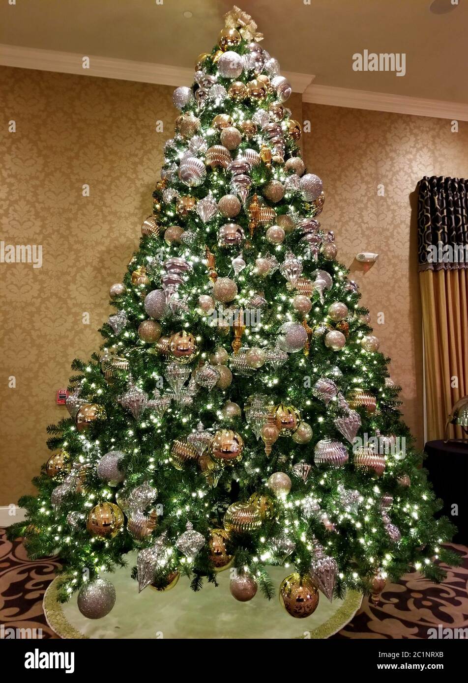 Gold- und Silberschmuck auf einem Weihnachtsbaum Stockfoto