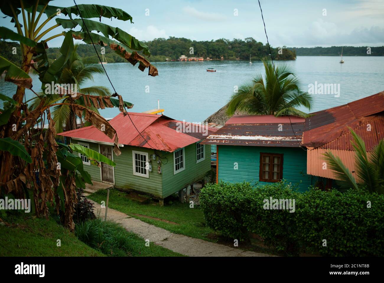 Blick auf karibische Bungalows am Wasser. Isla Bastimentos, Provinz Bocas del Toro, Panama Stockfoto